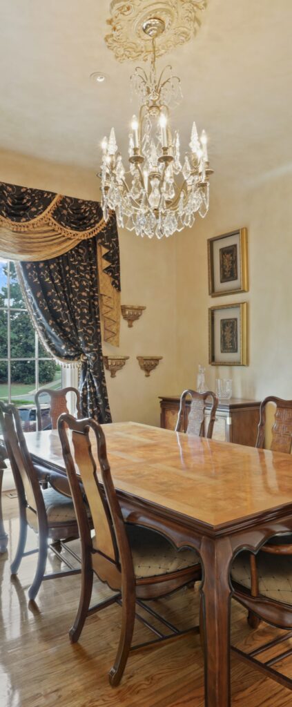 Photo showing the interior of a dining room with a dining table and five chairs